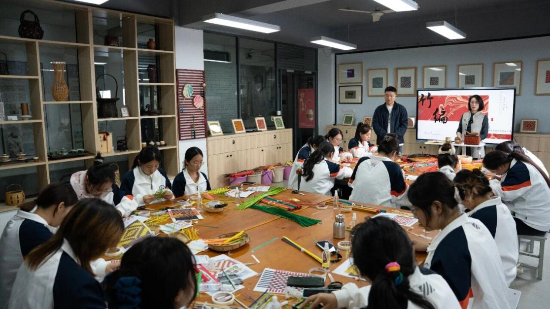 为非遗“添彩”，为青春“赋能”：江苏建院的文化育人新实践